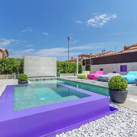 Modern With Pool And Bubble Bath Holiday home *